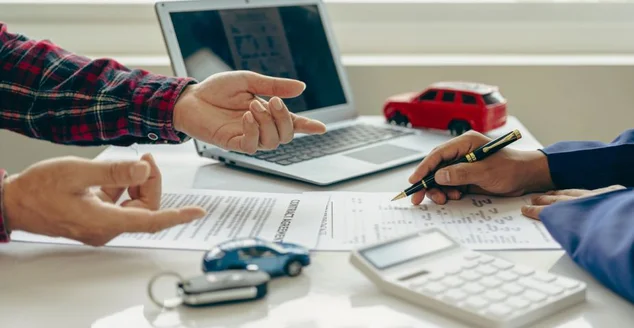 Empréstimo de carro com calculadora Explique detalhadamente aos clientes os termos e condições no escritório do distribuidor. Fornecer serviços financeiros e de seguros Imagens em close-up