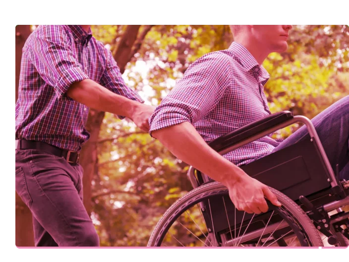 Homem ajudando cadeirante para ilustrar o beneficio assistencial BPC falado no artigo da Serasa
