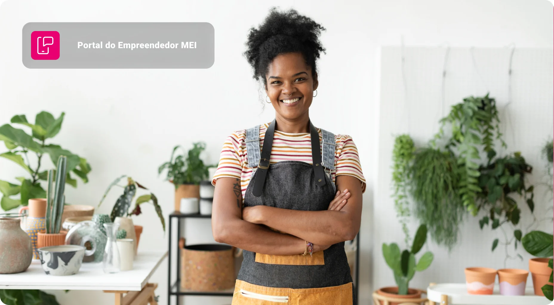 Proprietário de pequena empresa feliz em uma loja de fábrica - Imagem em Alta Resolução