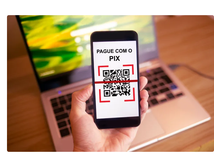 Celular escaneando um QRcode  simulando um pagamento com pix