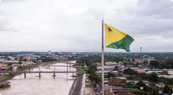 Vista aérea do zangão do rio e da bandeira de Acre no amazon. Edifícios do centro da cidade de Rio Branco, casas, ruas, pontes no dia nebuloso. Brasil