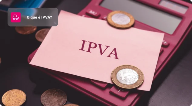 As iniciais IPVA escritas em um pedaço de papel sobre uma calculadora com moedas brasileiras na composição