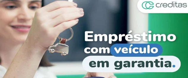 Mulher com chave na mão para ilustrar empréstimo com garantia de veículo creditas