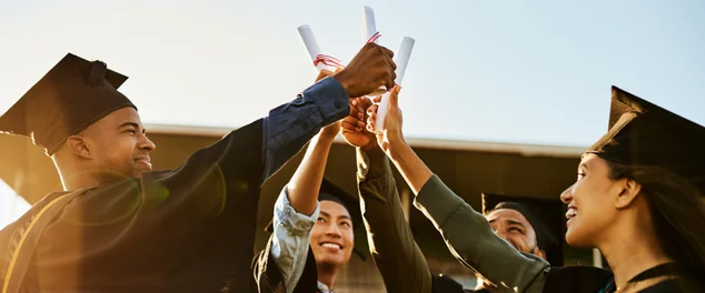 Um grupo de pessoas alegres na formatura, segurando diplomas ou certificados juntos e celebrando o sucesso. Diversos jovens estudantes multiétnicos em vestes pretas fora da instituição universitária