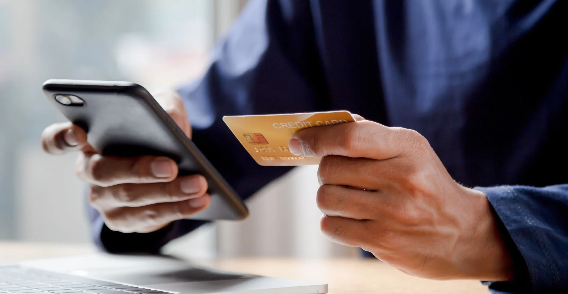 Homem segurando cartão de crédito e usando smartphone em casa compras online e-commerce internet banking gastar dinheiro trabalhar a partir de casa conceito.
