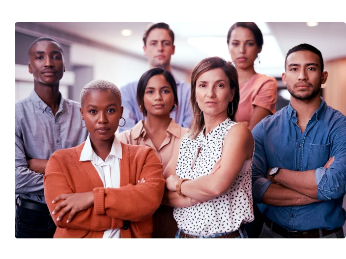 Grupo de pessoas reunidas pelo Dia do Trabalho e preocupadas com como a inadimplência afeta a vida dos trabalhadores