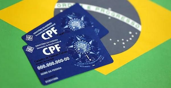 Modelo de documento de cartão CPF azul. O documento garante autenticidade e integridade na comunicação eletrônica entre pessoas no Brasil. Cadastro de Pessoa Física