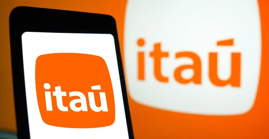 Nesta ilustração fotográfica, o logotipo do Banco Itaú aparece na tela de um smartphone e ao fundo.