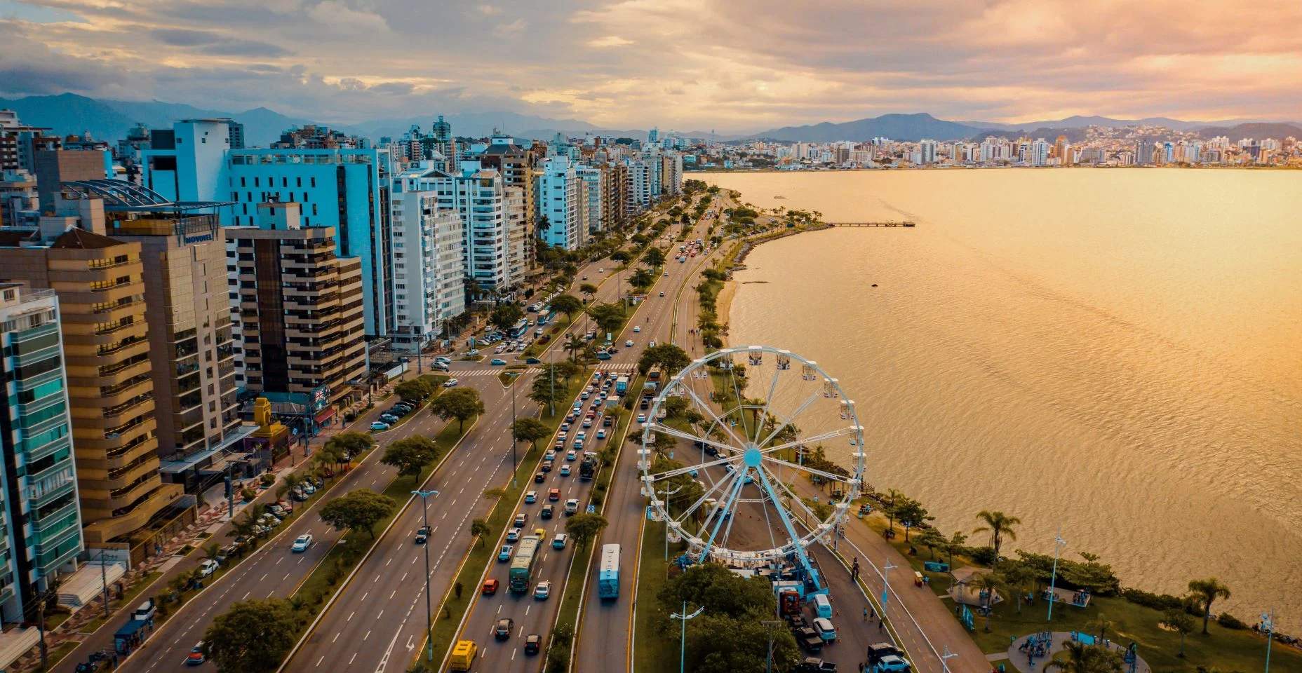 imagem aérea com drone na beira mar ao pôr do sol em Florianópolis Santa Catarina com a roda gigante