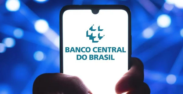 Ilustração fotográfica do logotipo do Banco Central do Brasil exibido na tela de um smartphone, Brasil, setembro de 2024