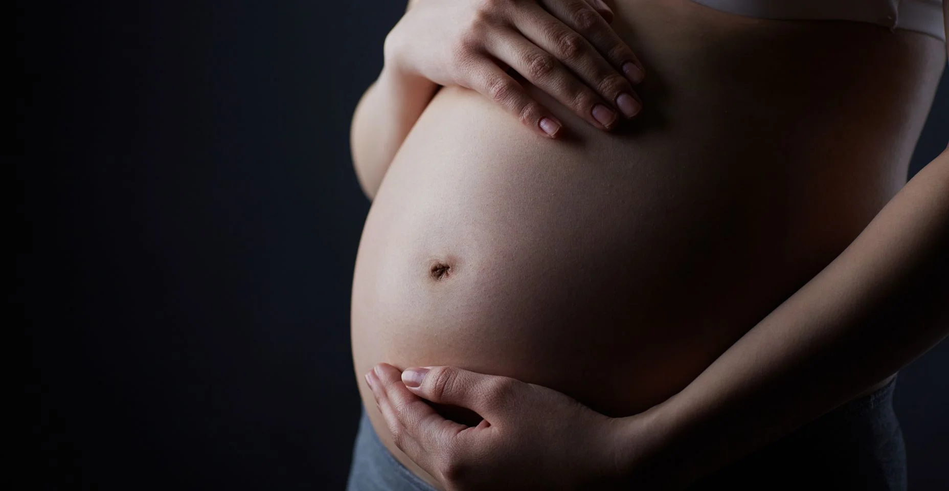 mulher passando a mão na barriga