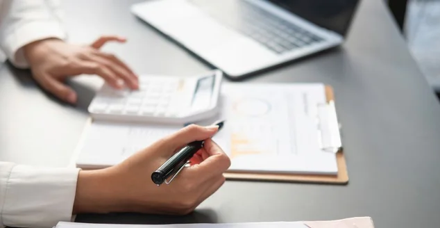 Marketing, Finanças, Contabilidade, Planejamento, mulheres de negócios analisam resultados da empresa e lucros com estatísticas de gráficos. Use um computador portátil e uma calculadora para calcular que a empresa é o equilíbrio