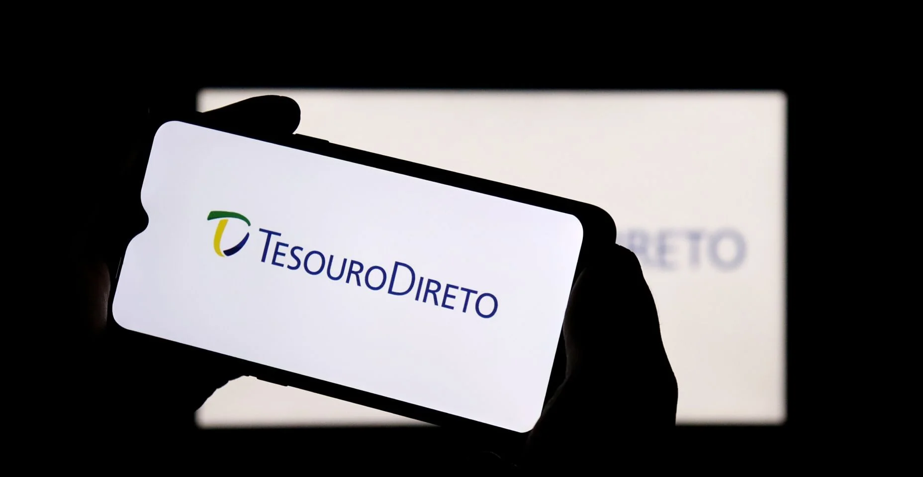 Logotipo do Tesouro Direto na tela do smartphone. O Tesouro Direto é um sistema do Tesouro Nacional brasileiro, uma alternativa de investimento.