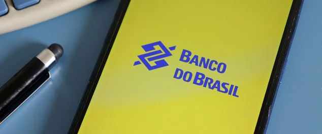 Logotipo do aplicativo Banco do Brasil na tela do smartphone na mesa do escritório.