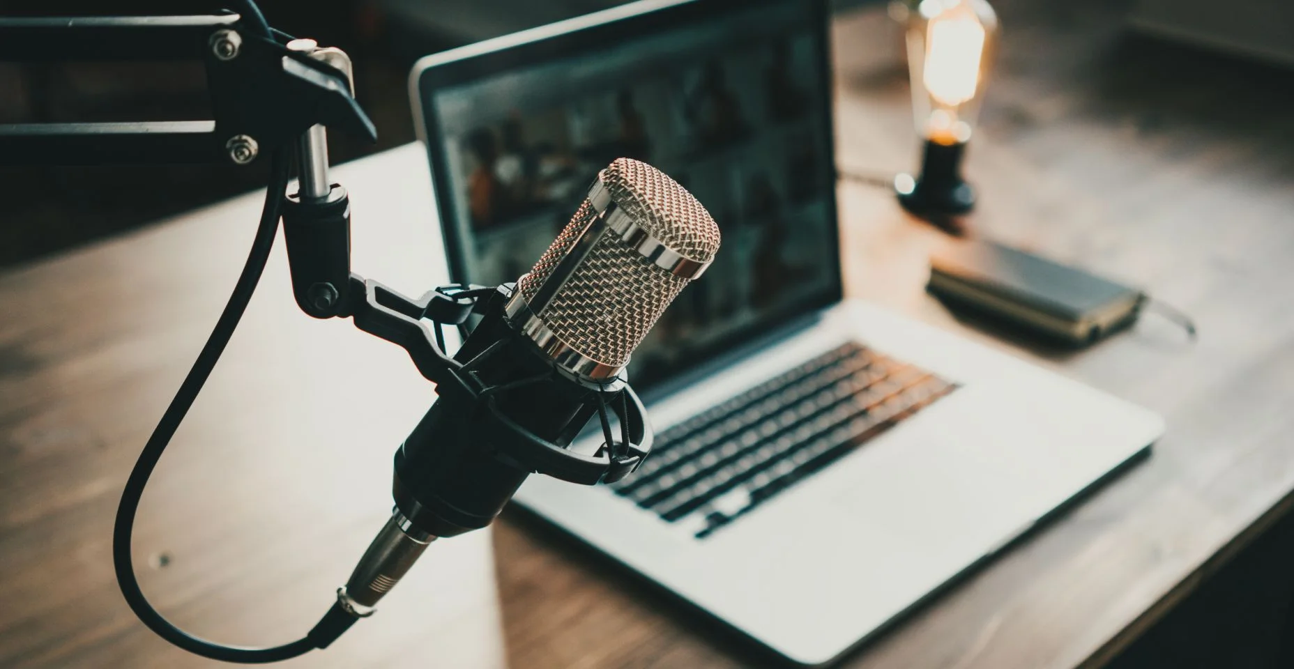 Interior do podcast do estúdio doméstico. Microfone, laptop e lâmpada de ar em cima da mesa, close-up