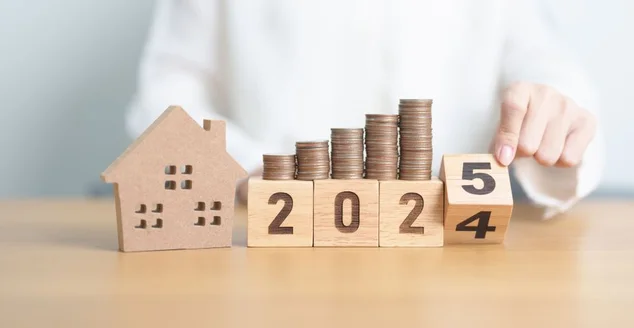 Fim de ano de 2024 para Feliz Ano Novo de 2025 com modelo de casa e pilha de moedas. conceitos imobiliários, empréstimo imobiliário, impostos, investimentos, hipotecas, finanças, poupança e resolução de ano novo