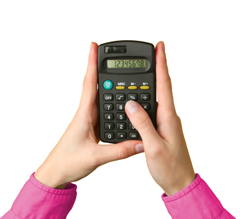 Mulher fazendo conta na calculadora