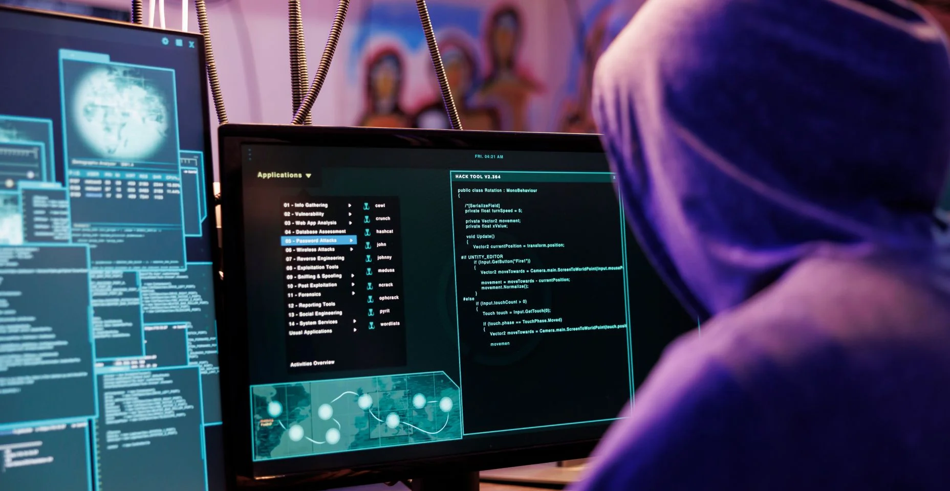 Hacker disfarçado executando malware ilegal na tela do computador com várias janelas.