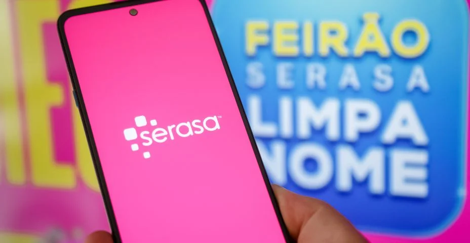 Aplicativo serasa na tela do celular na mão de uma pessoa.