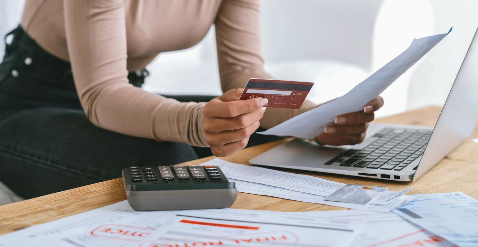 Jovem estressada tem problemas financeiros, dívidas de cartão de crédito para pagar são cruciais