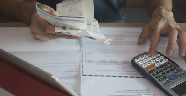 homem usando calculadora para calcular contas de despesas