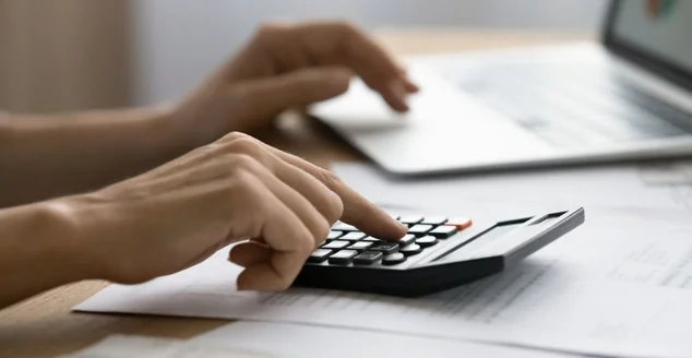 Feche a empresa bem-sucedida calculando os gastos de projetos on-line