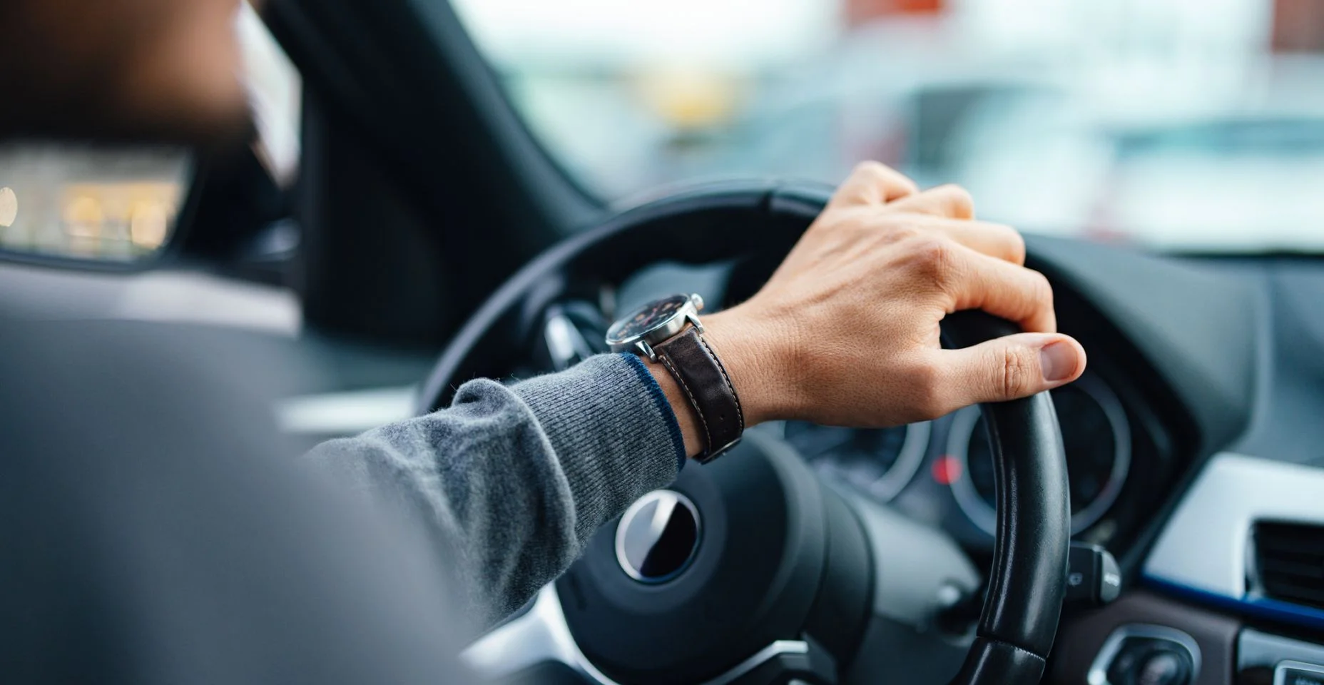 Um empresário irreconhecível dirigindo seu carro