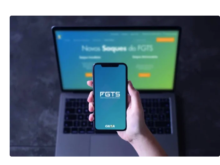 Mexendo em seu celular e abrindo o aplicativo do FGTS para conferir o saque extraordinário