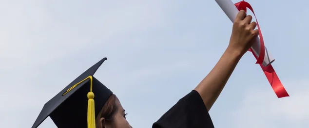 Pós-graduação de trás da vista levantou as mãos e comemorando com o certificado na mão e sentindo-se tão orgulhoso e feliz no dia da formatura, Conceito de sucesso educacional