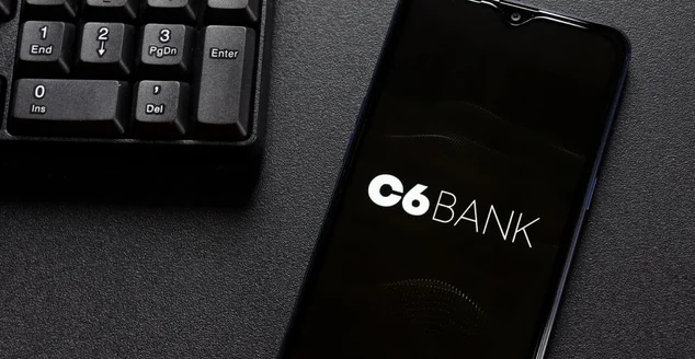 Logotipo do Banco C6 na tela do smartphone. Aplicativo do Banco C6.