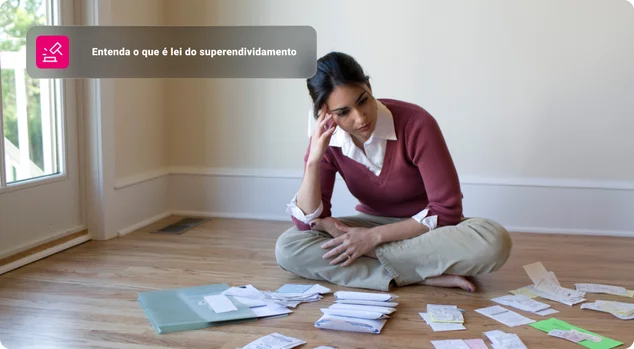 Dona de empresa, restaurante ou mulher negra escrevendo papelada como barista, empresária ou garçonete. Café, escrituração contábil ou gerente africano feliz com diário de caderno de contabilidade para agenda de cafeteria