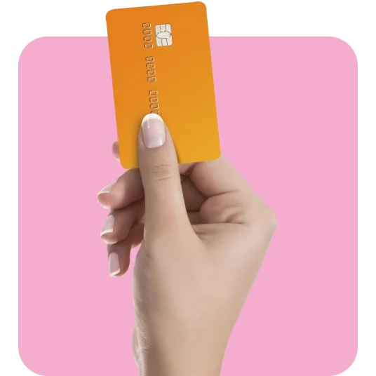 uma mão segurando um cartão de crédito