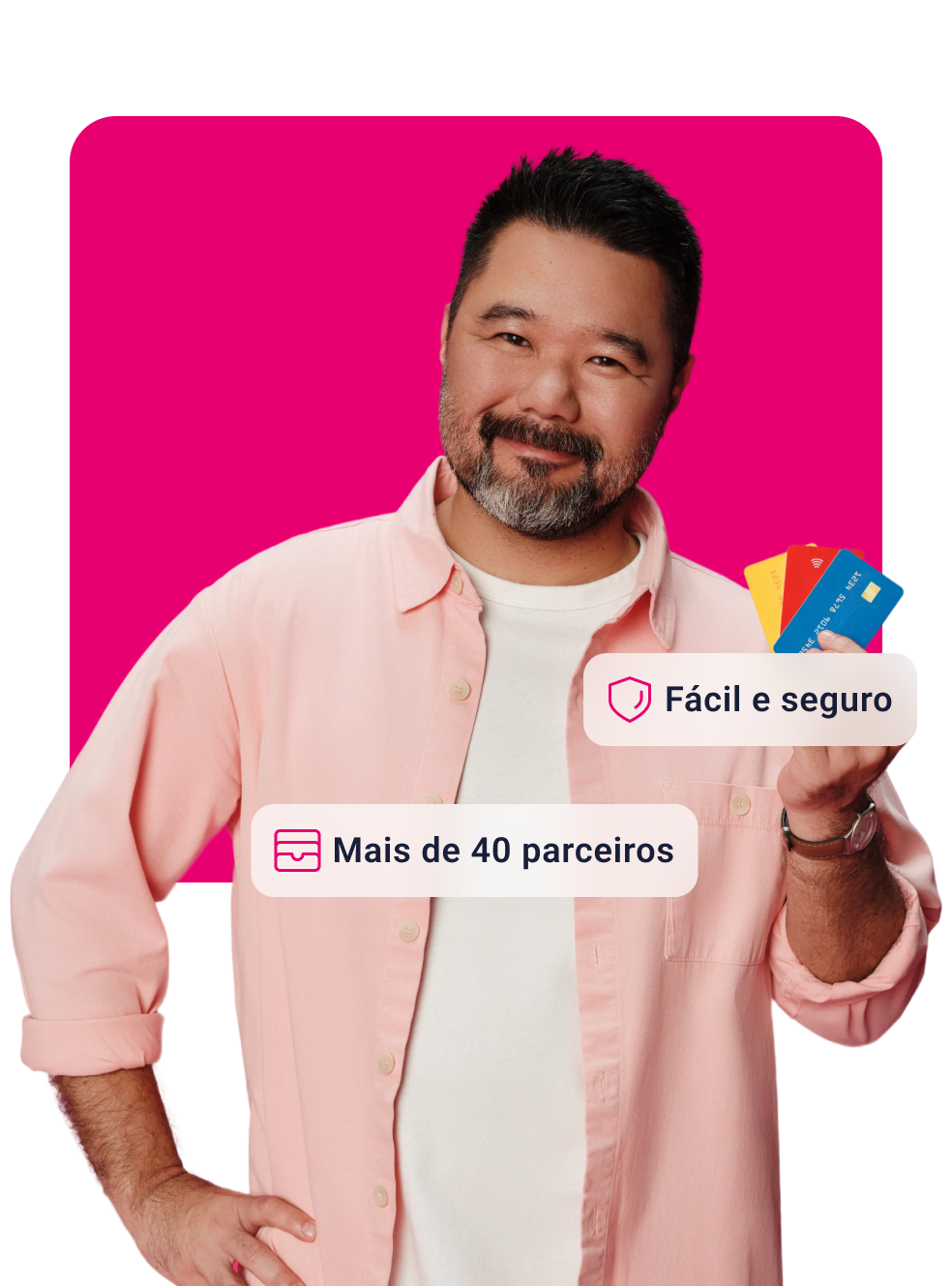 Homem segurando dois cartões de crédito perto do rosto