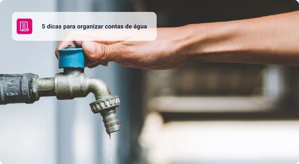 Mão mulher abertura torneira ou torneira de água e fechar para economizar energia da água proteger a escassez. conceito de dia ambiente.