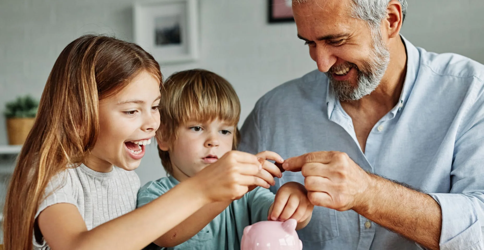 Criança dinheiro poupança avô família moeda sênior neto banco cofrinho finanças feliz investimento neto neta