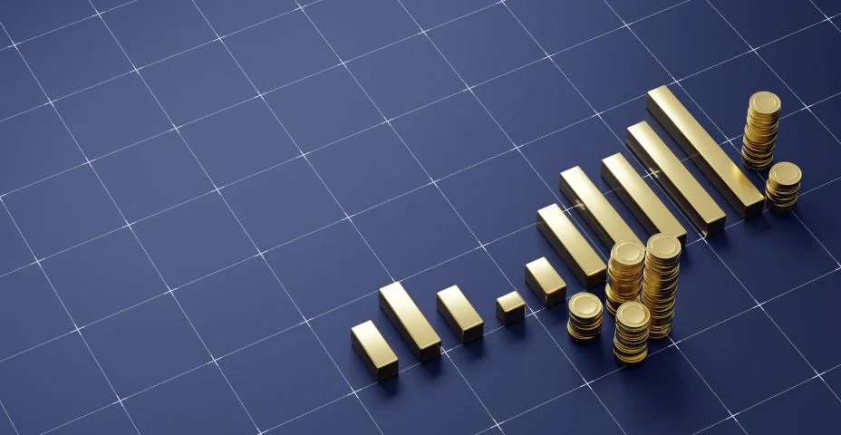 Pilhas de gráficos financeiros dourados de moedas de ouro no chão marinho escuro com um padrão de grade