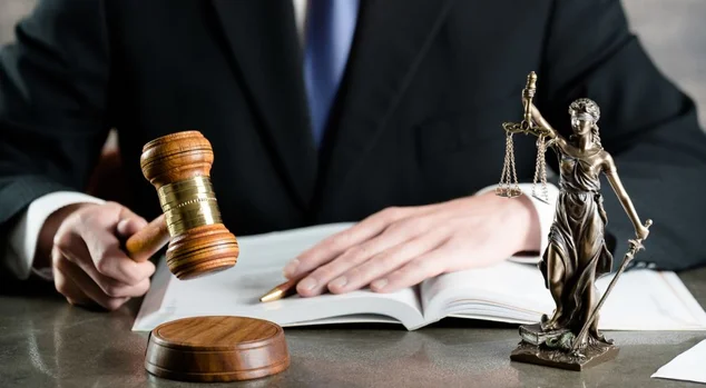 Masculino advogado no escritório. Conceito de direito e justiça.