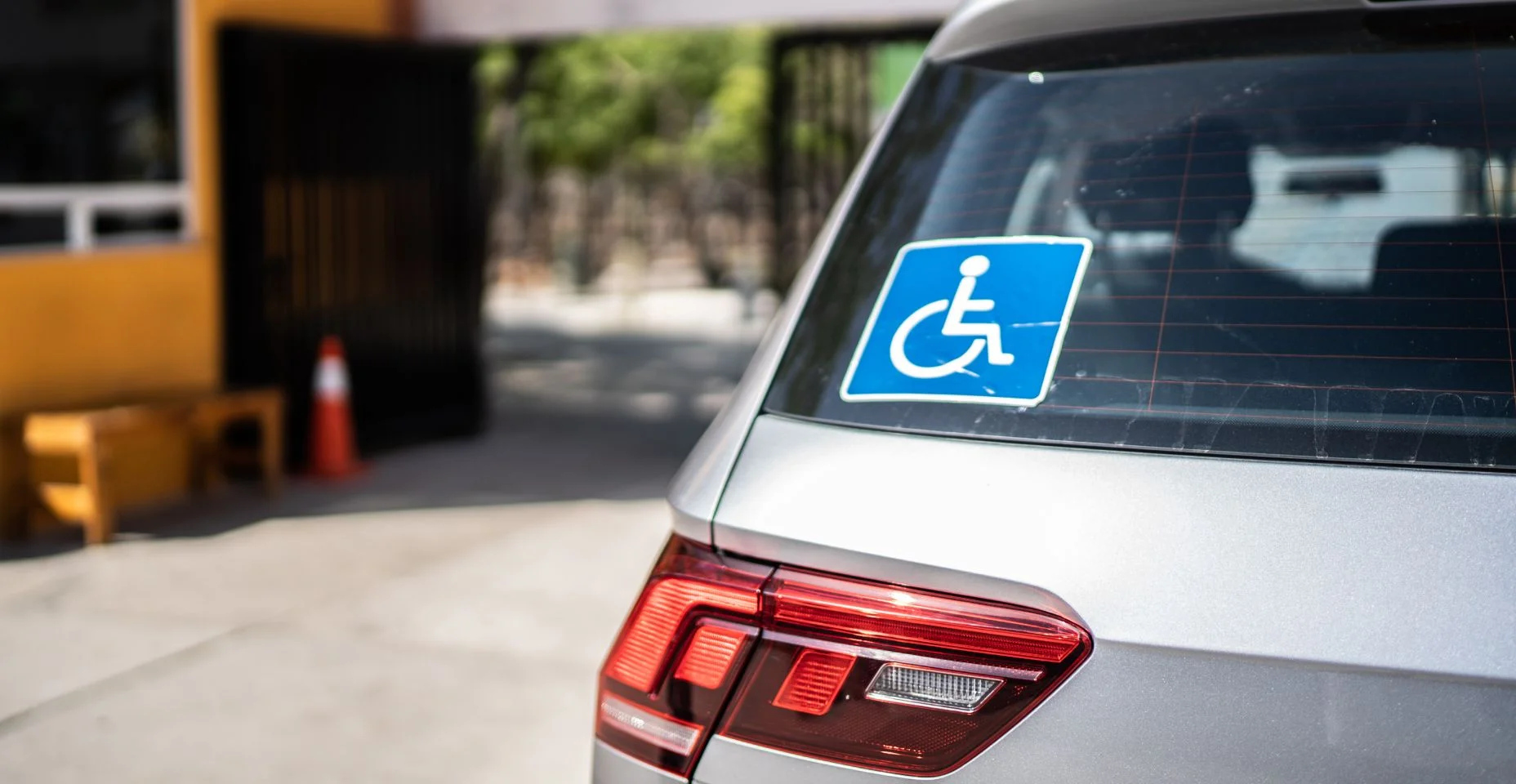 Sinal de pessoa de carro com deficiência