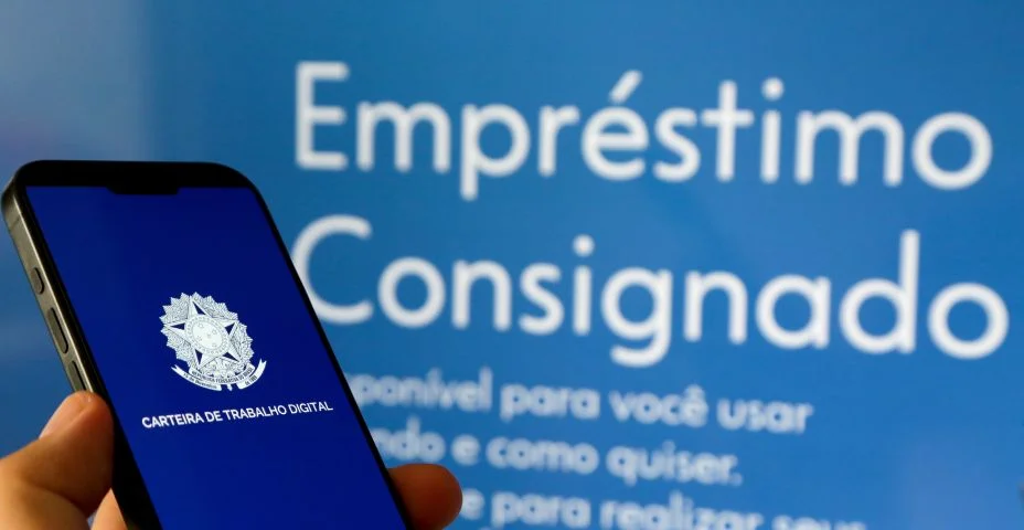 Emprestimo consignado CLT na tela de um celular com fundo desfocado.
