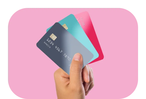 Mão segurando cartões de crédito
