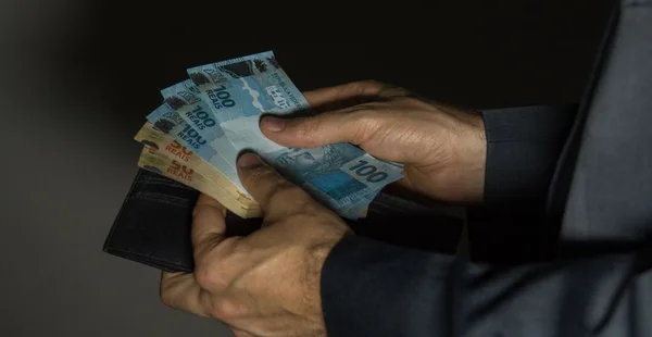 Imagem mostrando dinheiro brasileiro em situação que pode ser de negócios, compra ou pagamentos