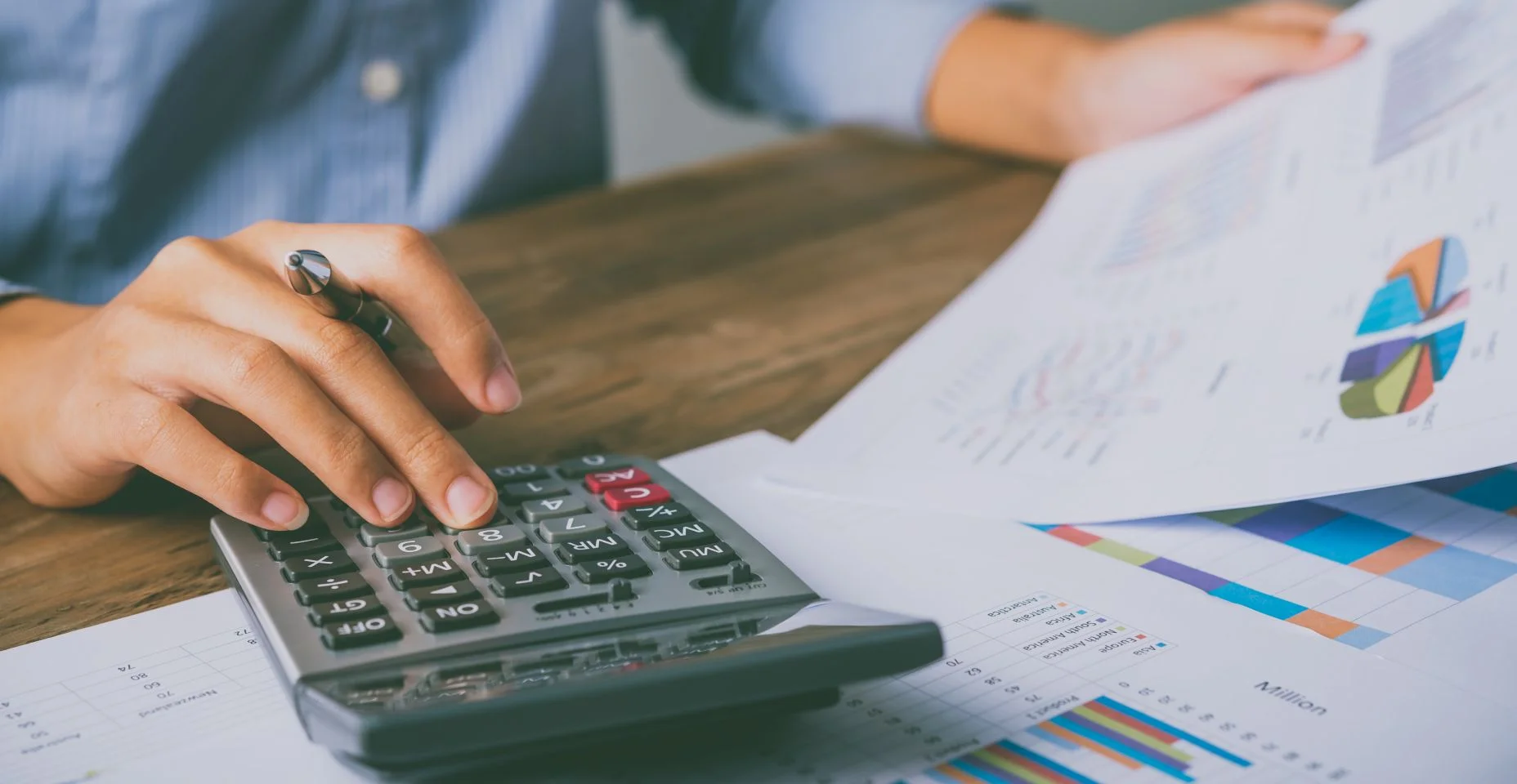 Close-up O empresário está sentado em uma calculadora com um gráfico no escritório do conceito de contabilidade financeira