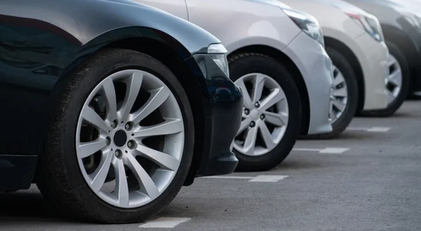 Muitos carros em fila.