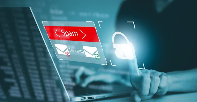 Conceito de e-mail com spam de laptop e vírus monitor de computador conceito de segurança na Internet, empresário lendo correio eletrônico com um laptop. Spam, lixo eletrônico e marketing eletrônico na tela, aviso pop-up de e-mail de spam.