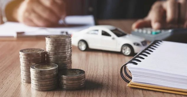 Seguro de carro e serviço de carro. Empresário e brinquedo carro conceito contábil e financeira.