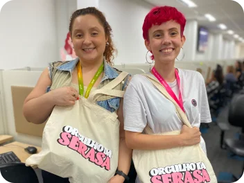 Foto de duas garotas com bolsas da serasa