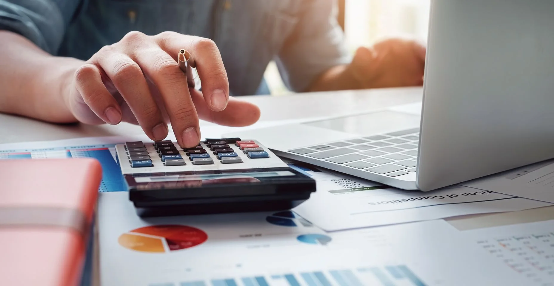 Conceito de contabilidade do negócio, homem de negócios usando a calculadora com o computador portátil, orçamento e empréstimo papel no escritório.