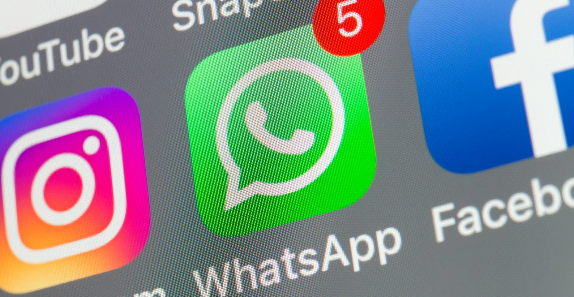 WhatsApp, Facebook, Instagram e outros Apps de celular na tela do iPhone