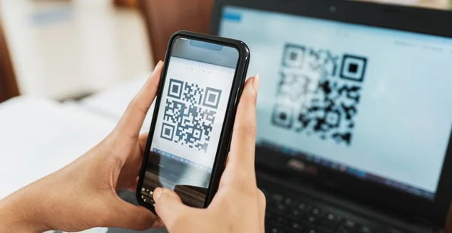 Nova forma de pagamento de contas e contas no Brasil. Mulher segurando celular com aplicativo pix com QR-Code.