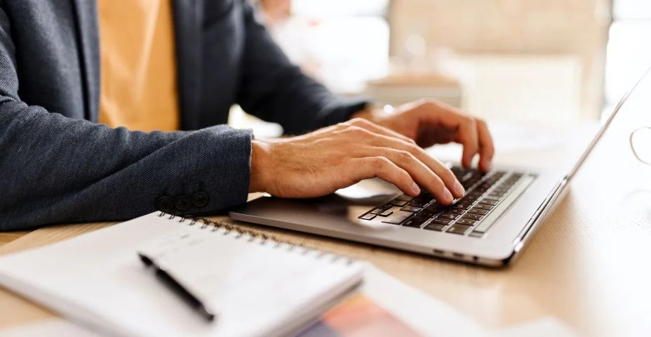 Homem trabalhando em seu laptop